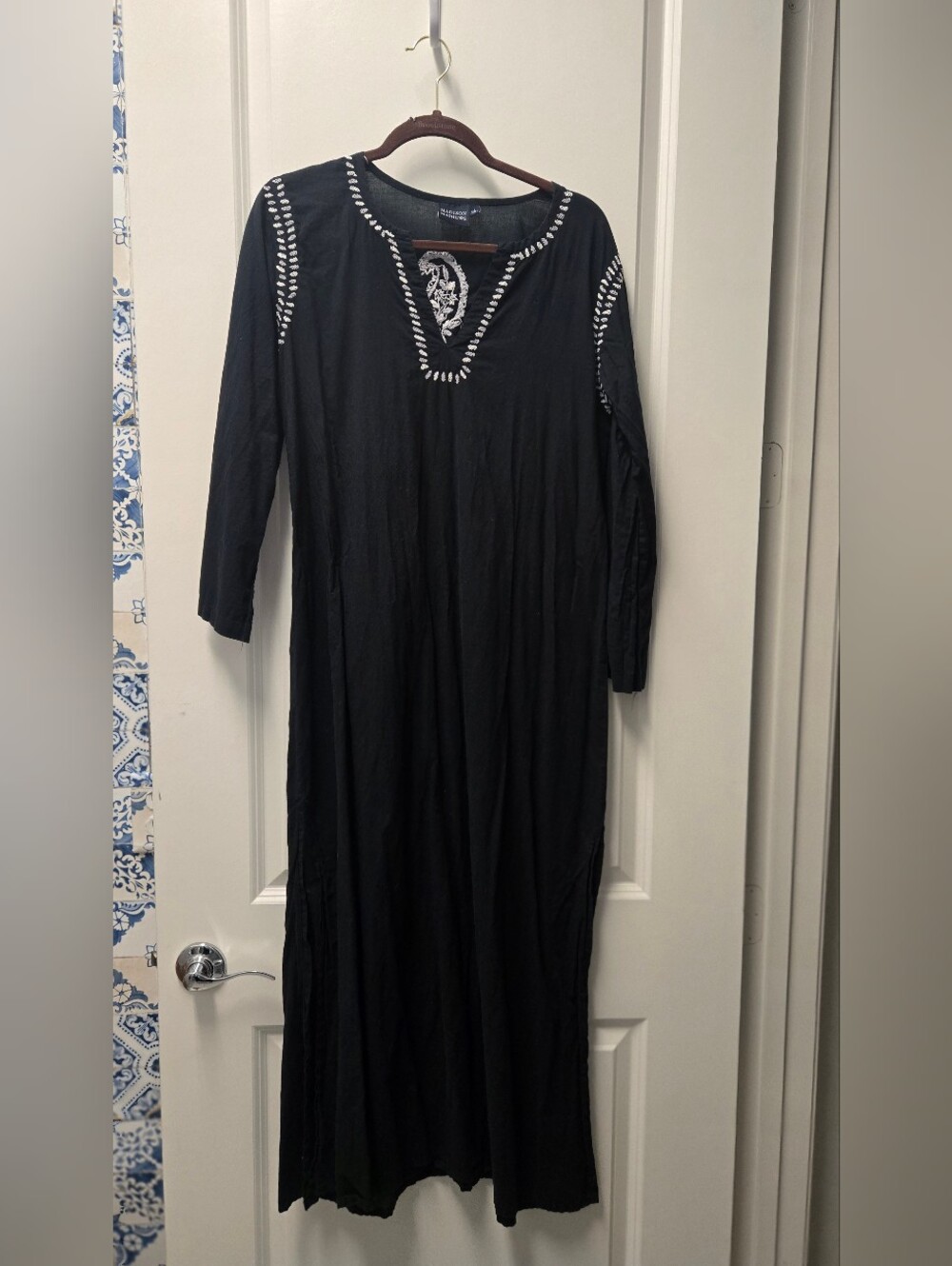 Madison MATHEWS black embroidered kaftan size large